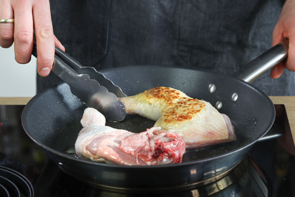 Hähnchenschenkel in der Pfanne schmoren Rezept