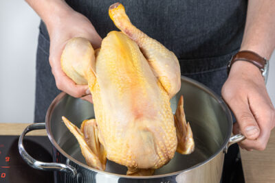 Suppenhuhn waschen und in den Topf geben