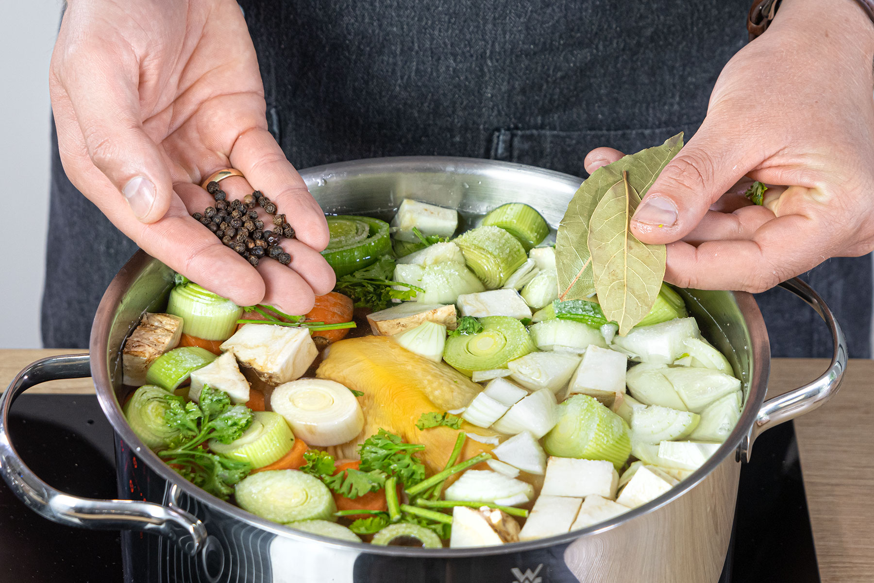 Suppenhuhn mit Gemüse und Gewürzen kochen