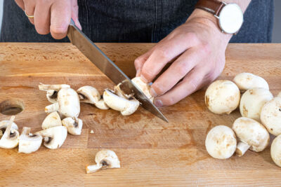 Champignons vierteln