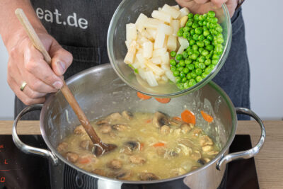 Spargel und Erben zum Hühnerfrikassee geben