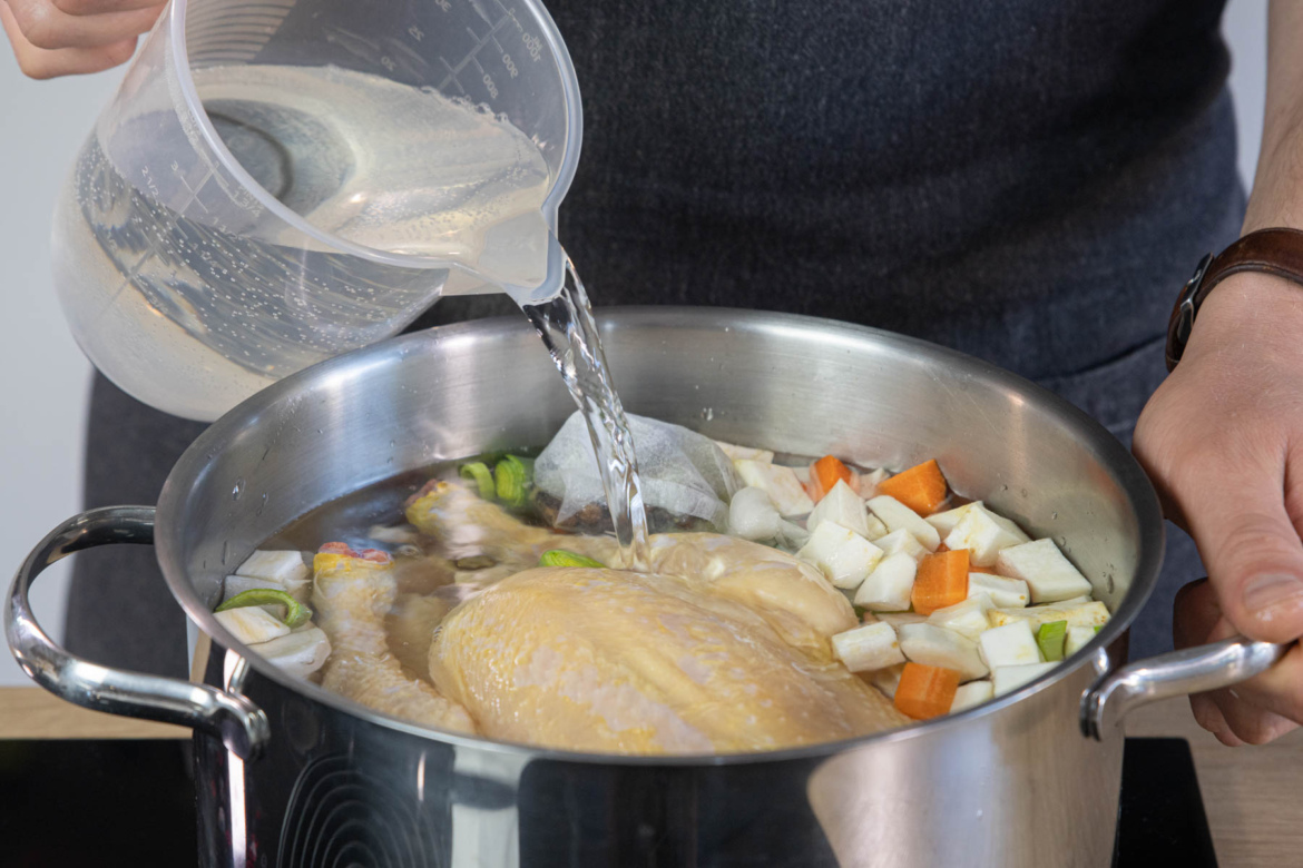 Hühnersuppe selbst machen | Rezept - eat.de