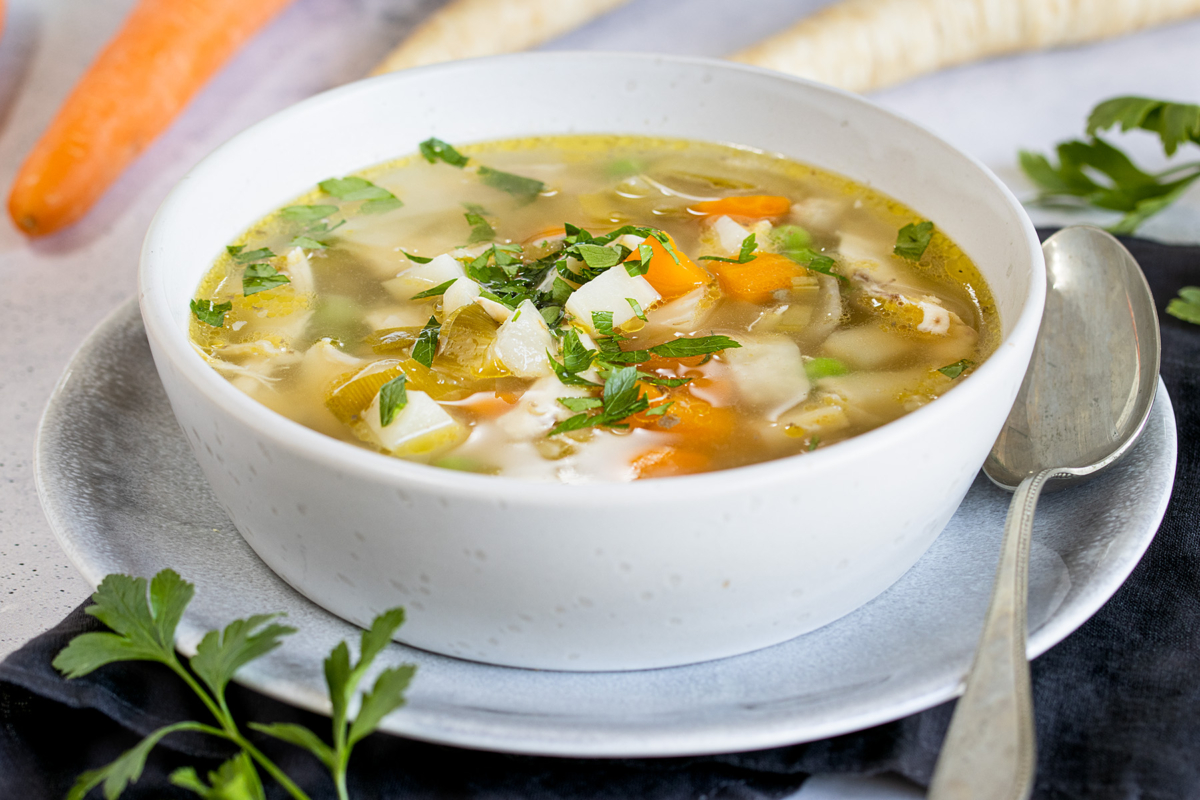 Hühnersuppe selbst machen | Rezept - eat.de