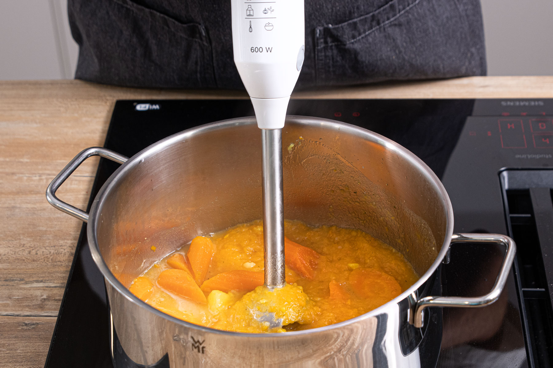 Karottensuppe mit Ingwer pürieren