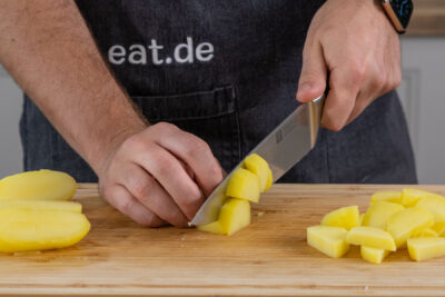 Kartoffeln in mundgerechte Stücke schneiden