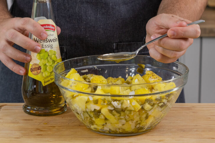 Essig zum Kartoffelsalat geben