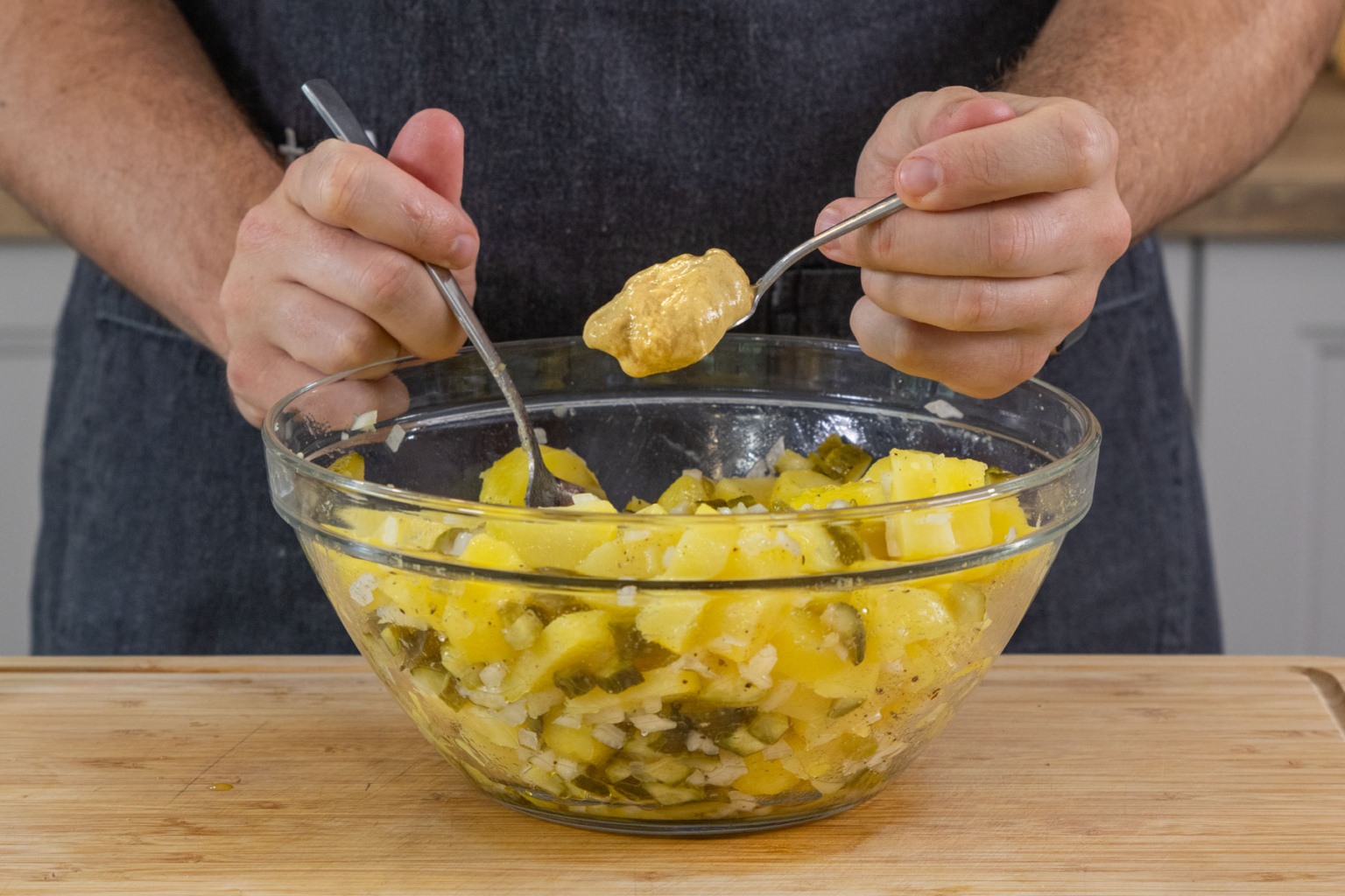 Kartoffelsalat mit Essig &amp; Öl in 4 Schritten