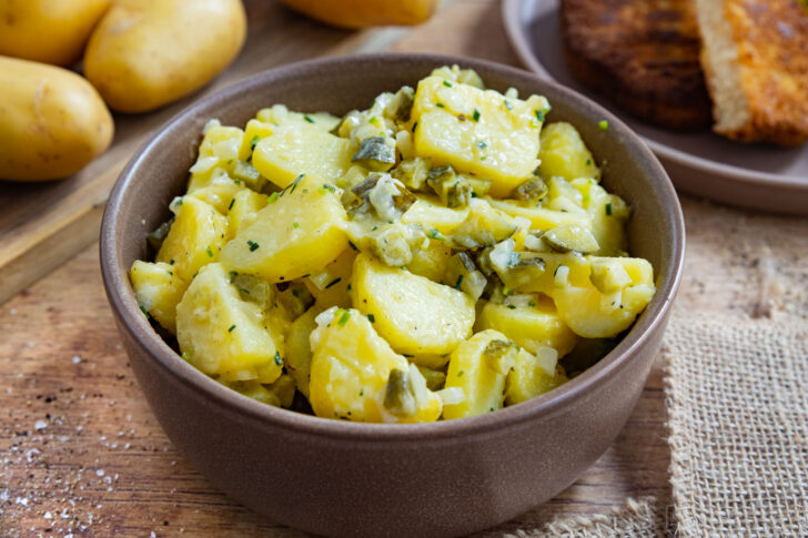 Kartoffelsalat mit Essig, Öl und Gurke
