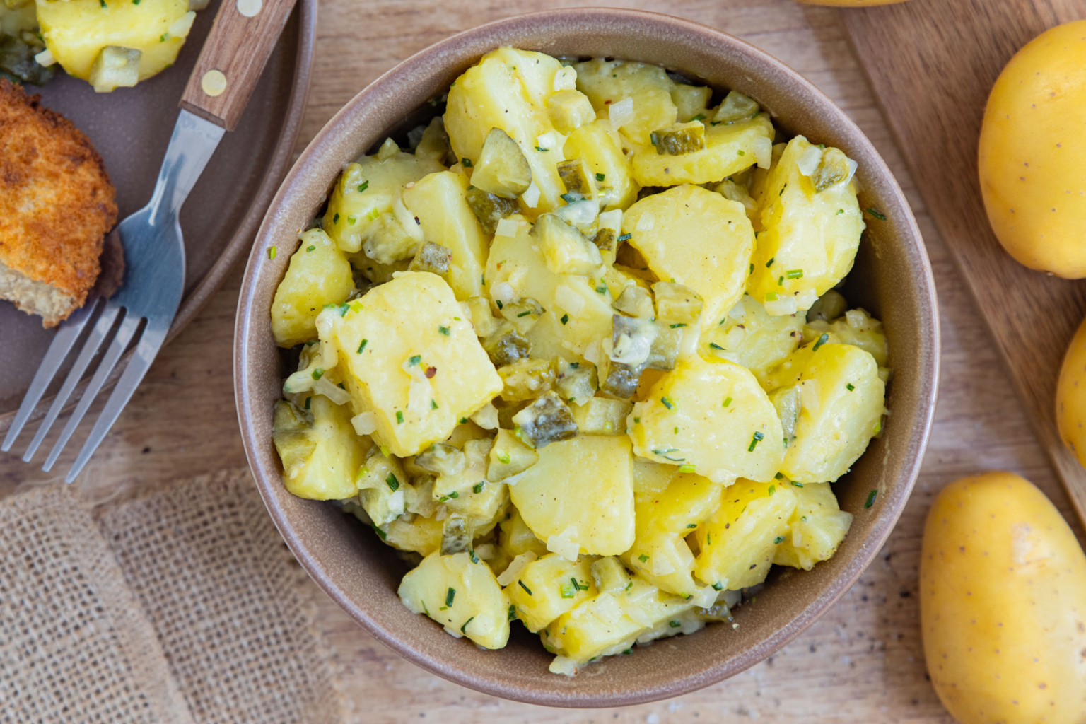 Kartoffelsalat mit Essig, Öl und Gurke | Rezept - eat.de