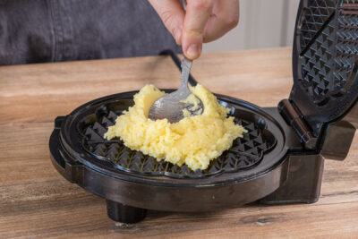 Kloßteig in das Waffeleisen geben