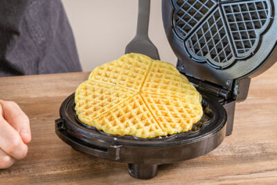 Waffel aus dem Waffeleisen nehmen
