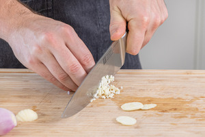 Knoblauch würfeln