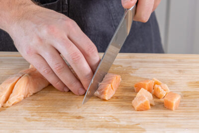Lachs in Würfel schneiden