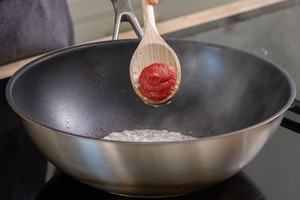 Tomatenmark dazugeben