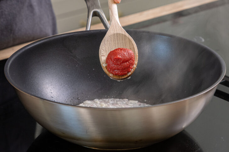 Tomatenmark dazugeben
