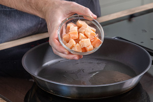 Lachs in die Pfanne geben