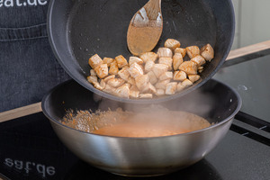 Lachswürfel zur Sauce geben