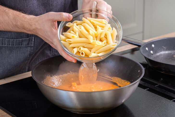 Nudeln zur Sauce gegeben