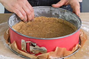 einen kleinen Rand mit dem Teig hochziehen
