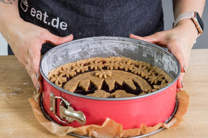 vegane Linzer Torte dekorieren