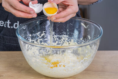 Eier nacheinander unterrühren