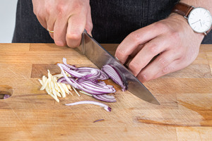Zwiebeln und Knoblauch in Streifen schneiden