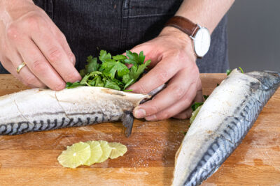 Makrelen mit Kräutern und Limette füllen