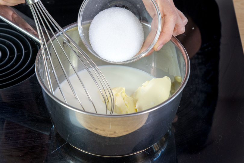 Milch, Zucker und Margarine in einem Topf erwärmen