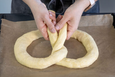 Teigrolle zu Brezel formen