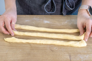 restlichen Teig zu 3 Strängen formen