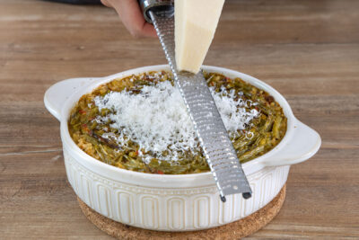 Parmesan über Ofenrisotto reiben
