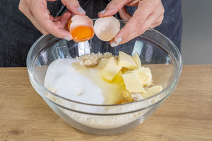 Alle Zutaten für den Mürbeteig in eine Schüssel geben