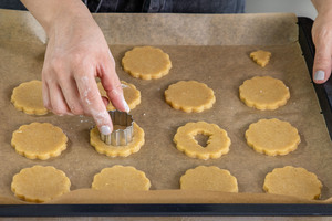 kleine Motive aus der Hälfte der Linzer Plätzchen mittig ausstechen