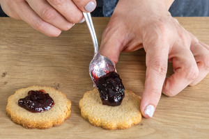 Marmelade auf den Böden verteilen