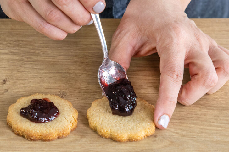 Marmelade auf den Böden verteilen
