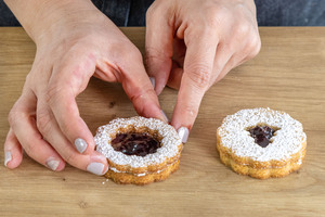 Linzer Plätzchen zusammensetzten