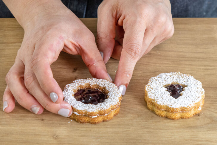 Linzer Plätzchen zusammensetzten