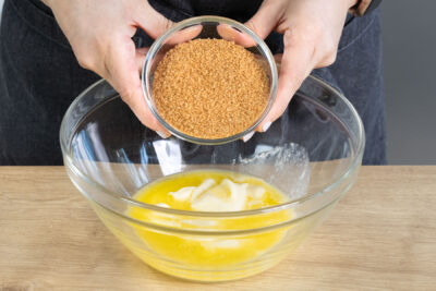 Butter mit Zucker aufschlagen