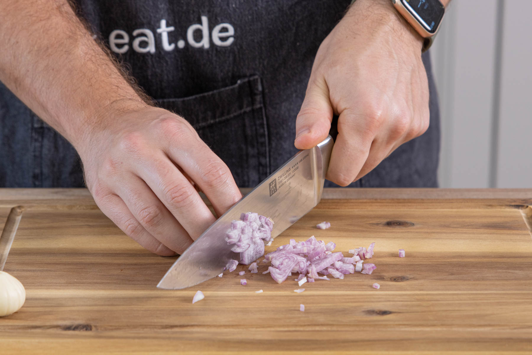 Schalotte würfeln
