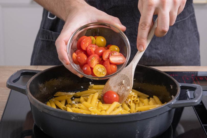 Tomaten zu der One Pot Pasta dazugeben