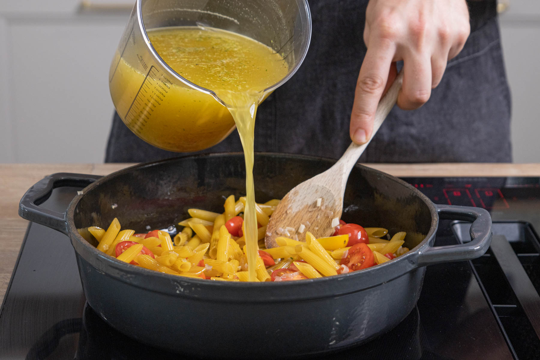 One Pot Pasta mit Gemüsebrühe auffüllen
