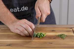 Kräuter klein hacken