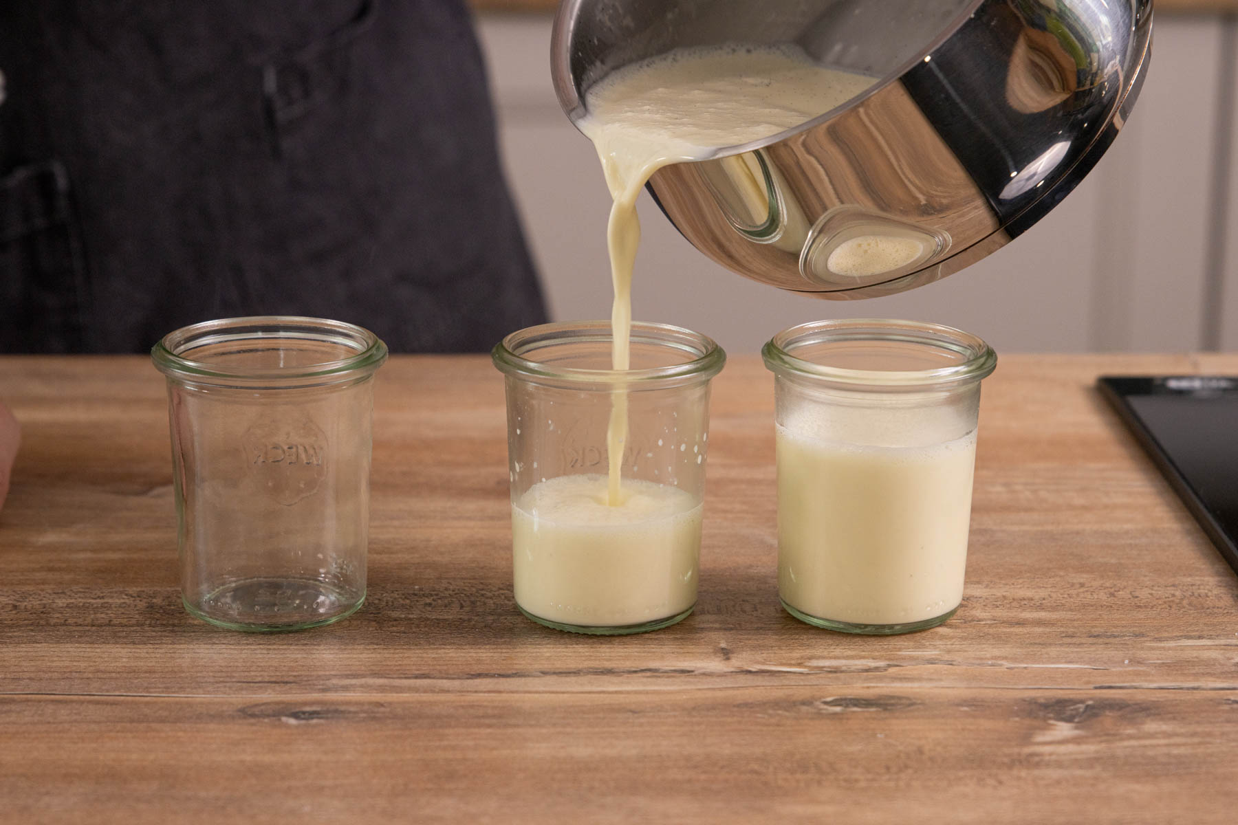Panna Cotta in sterile Gläser füllen
