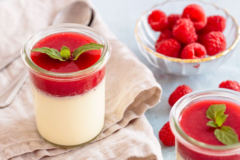 Panna Cotta mit Himbeeren im Glas