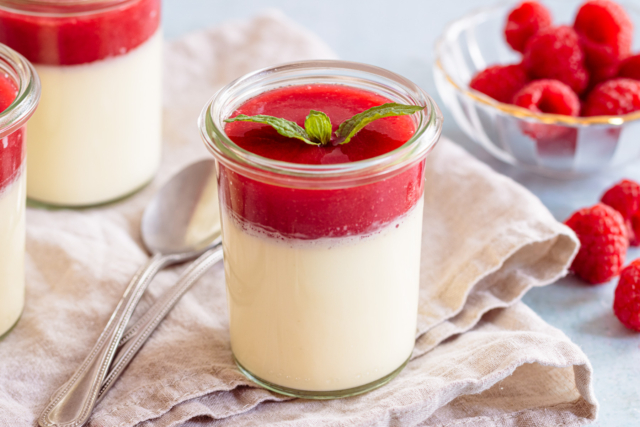 Panna Cotta mit Himbeeren im Glas