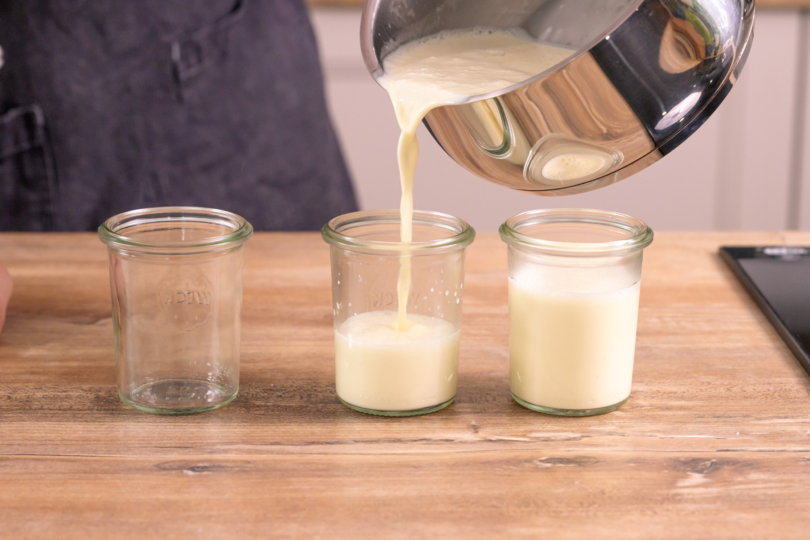 Panna Cotta in Gläser füllen