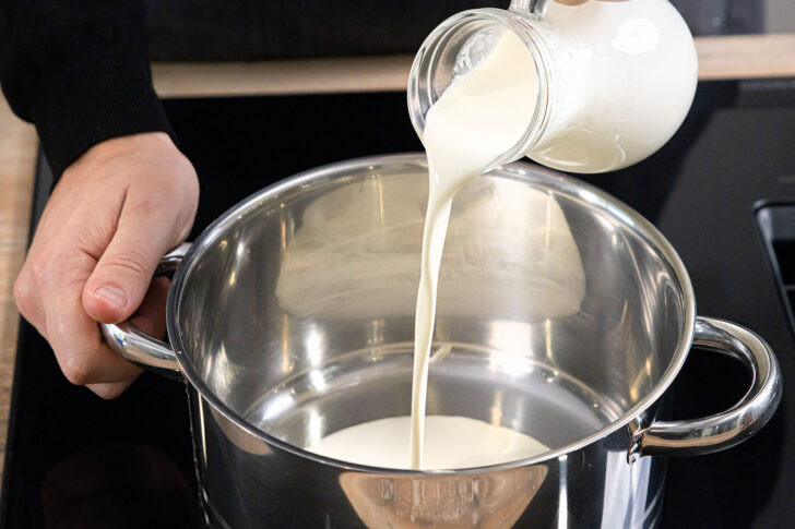 Sahne, Zucker und Vanill aufkochen