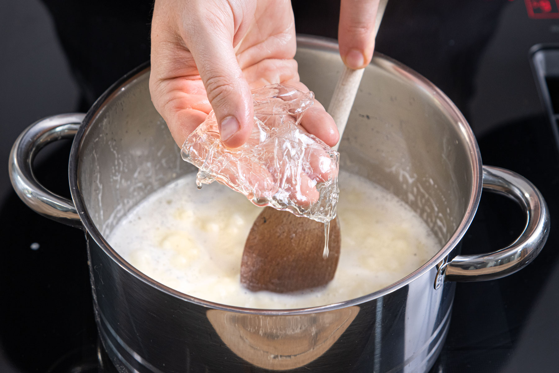 Gelantine unter die Sahne rühren