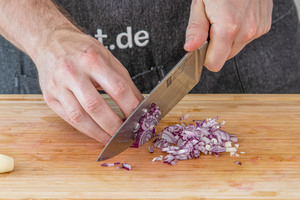 Zwiebel und Knoblauch würfeln