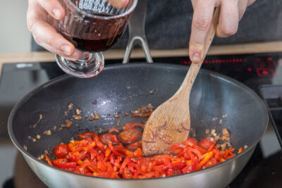 Rotwein hinzugeben